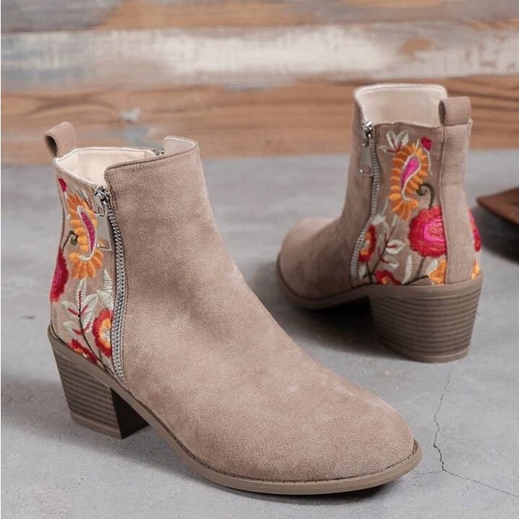 Western Embroidered Cowboy Fashion Boots - Picture 6 of 7